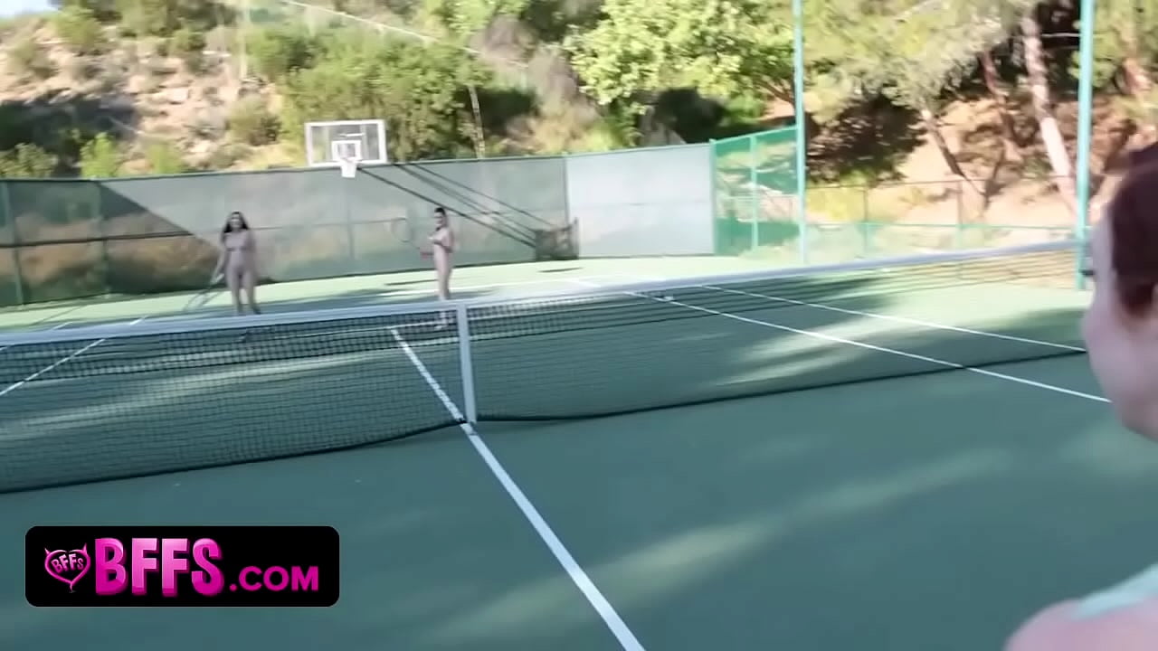 Trời Nóng Quá Cởi Đồ Đánh Tennis